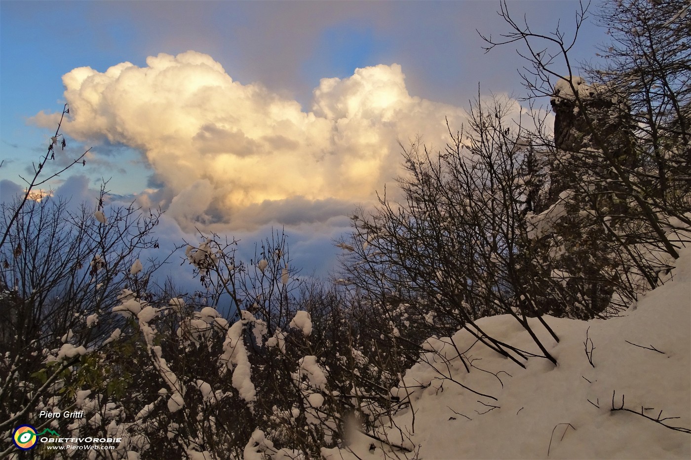 93 Dal Passo di Grialeggio in discesa alle Foppelle nella luce e nei colori del tramonto.JPG